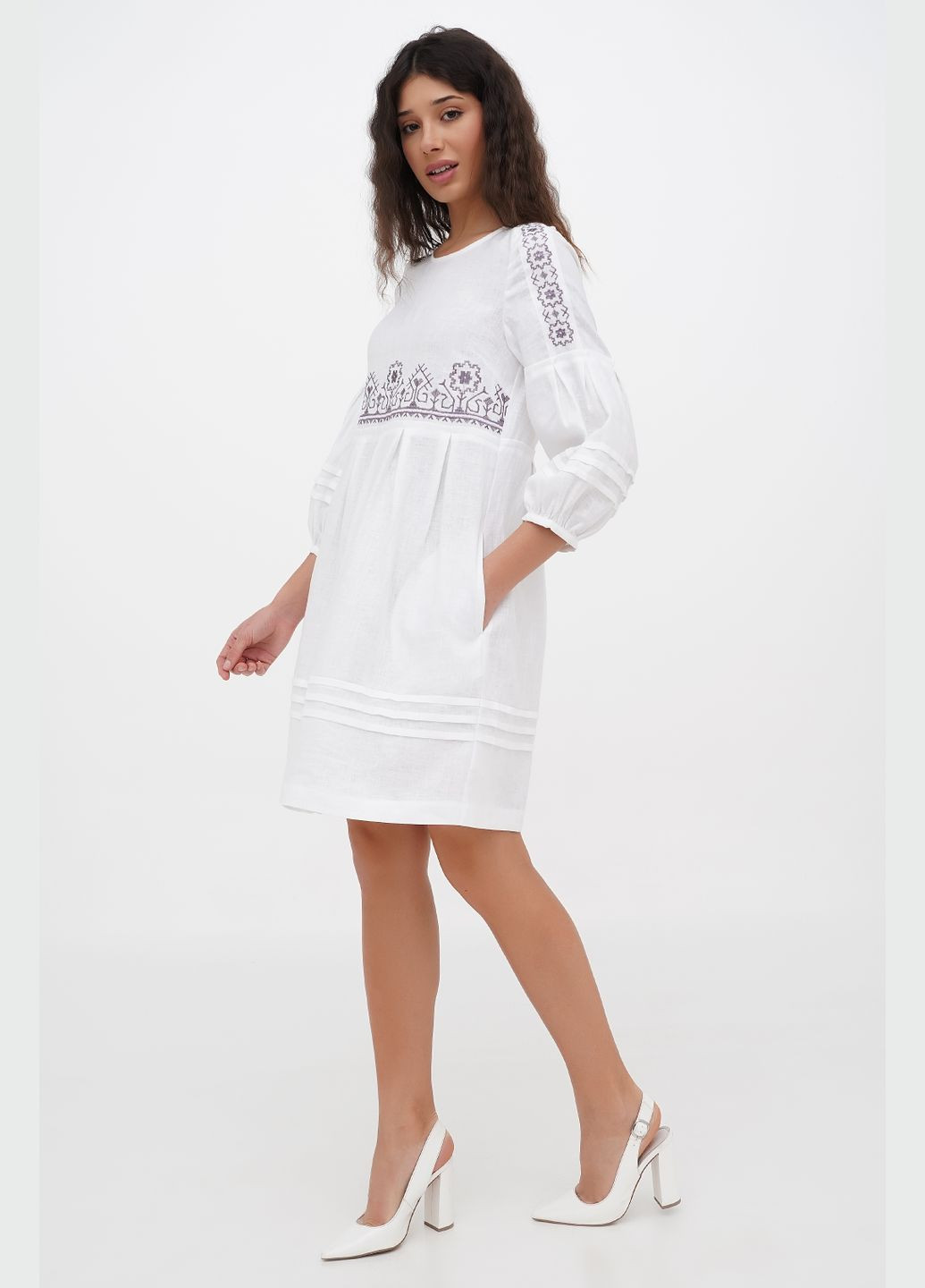 Белое вышитое мини платье из тонкого льна с цветочным геометрическим орнаментом пектораль. черный, р.38, код 0401/38/147 ГАЛЕРЕЯ ЛЬОНУ