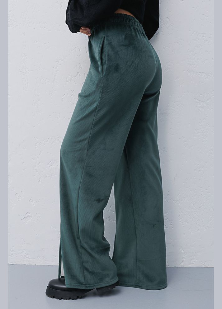 Жіночі велюрові смарагдові штани з розрізами спереду Arjen (289787574)