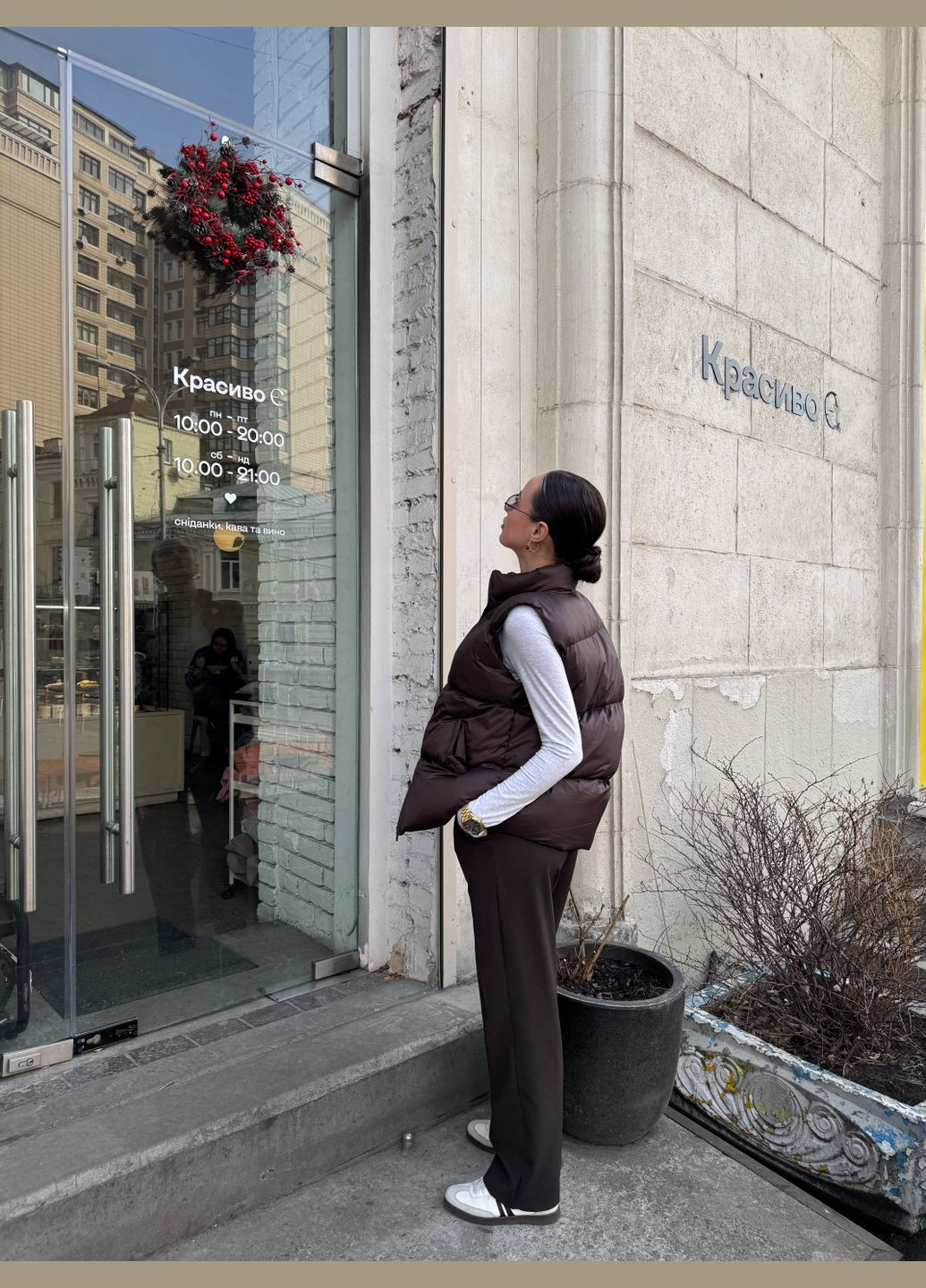 Темно-коричнева жіноча весняна жилетка ODINTSOVA