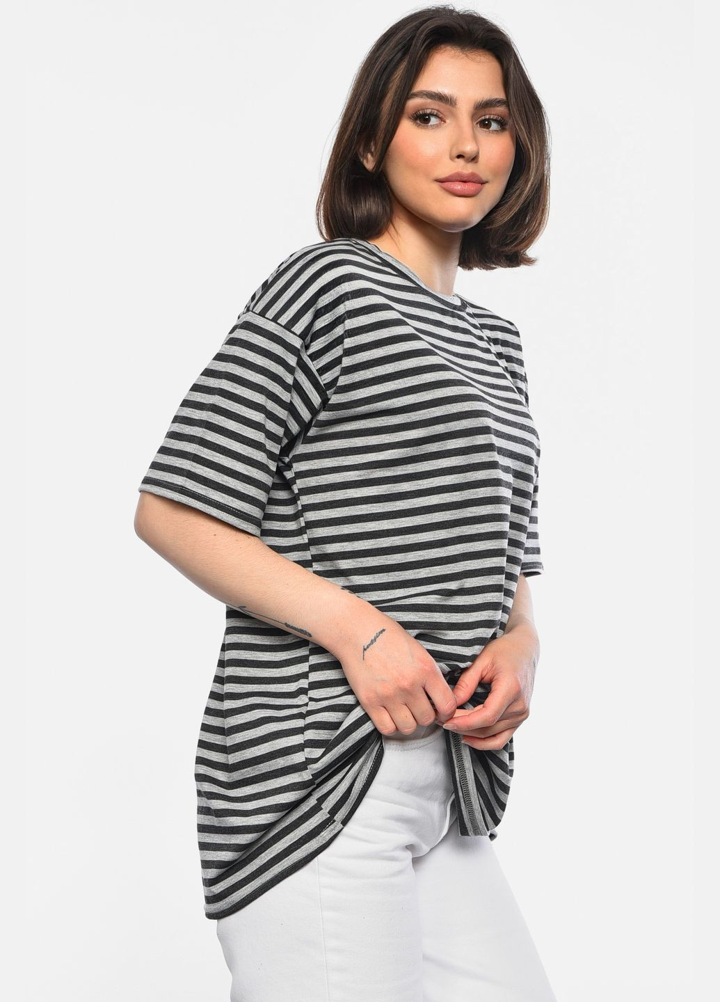 Серая летняя футболка женская полубатальная в полоску серого цвета Let's Shop