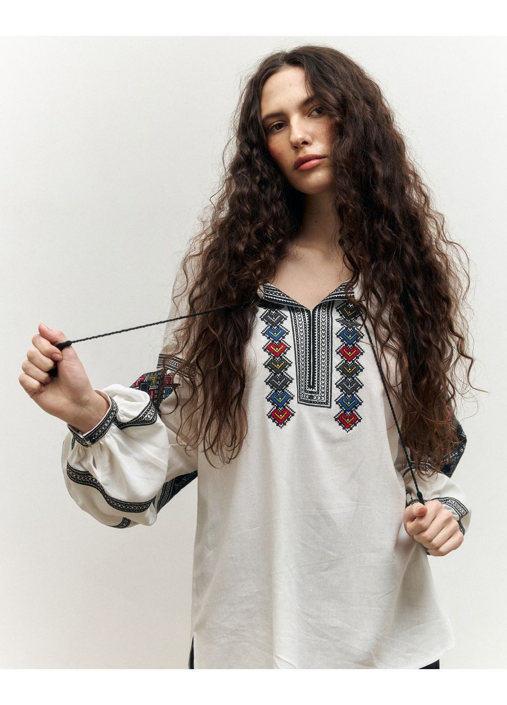 Белая аутентичная женская вышиванка-блузка xs, лен/хлопок, качественная машинная вышивка крестиком, белая MOTYV узор геометрический лен (370372711)