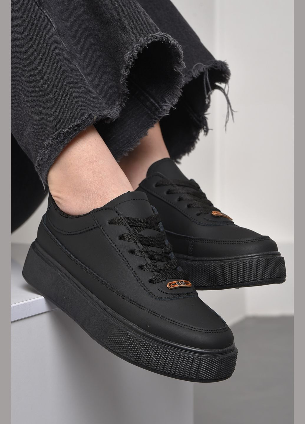 Черные демисезонные кроссовки женские натуральная кожа черного цвета на шнуровке Let's Shop
