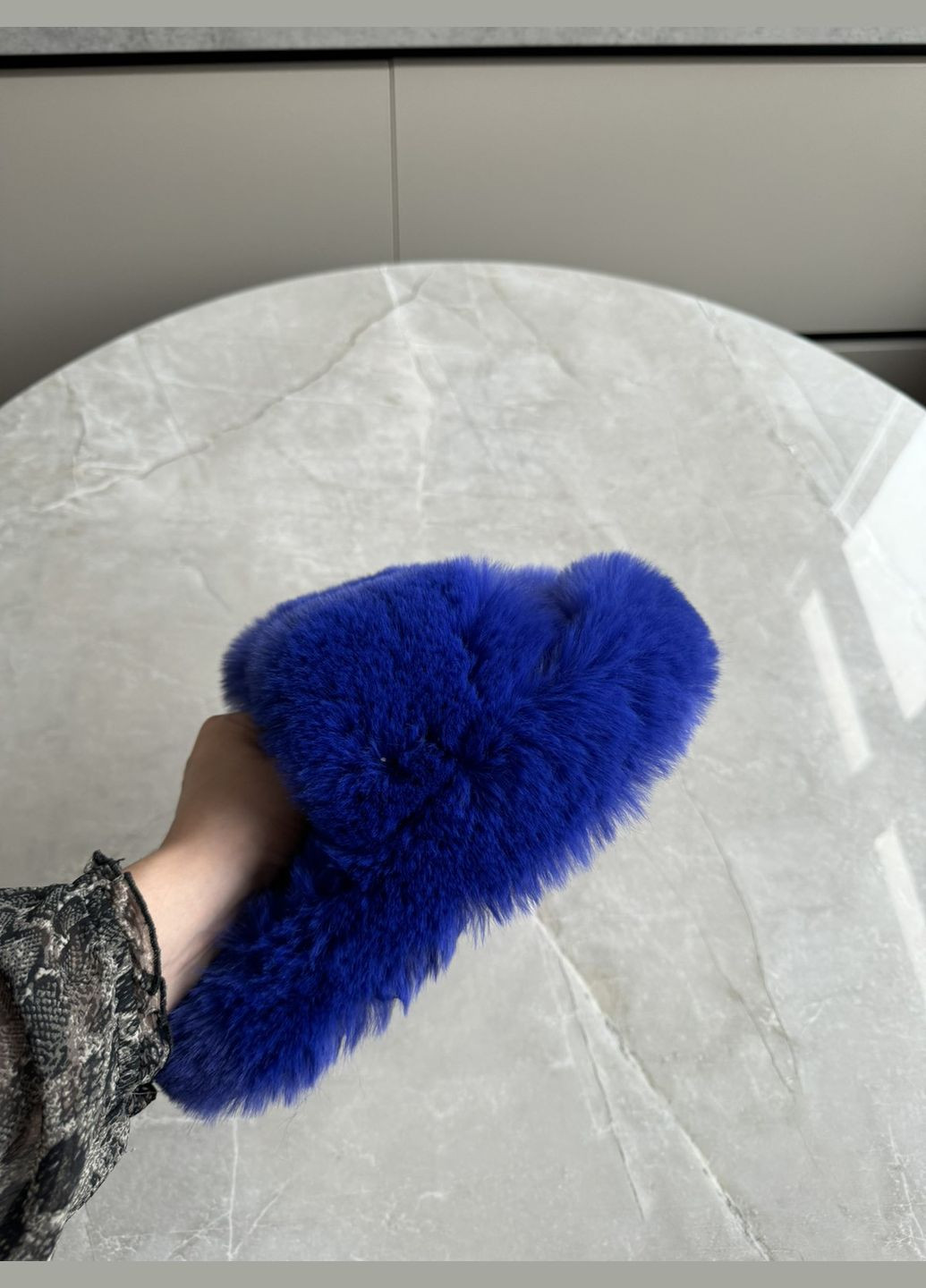 Синие женские комнатные тапочки с открытым носком из эко меха в ярком синем цвете пушистые трендовые домашние тапки Motivo