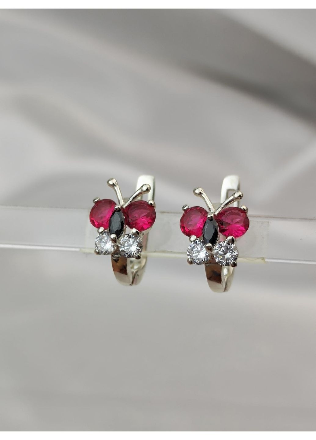 Серебряные серьги Бабочки с малиновыми камушками детские серебро 925 пробы No Brand (367089318)