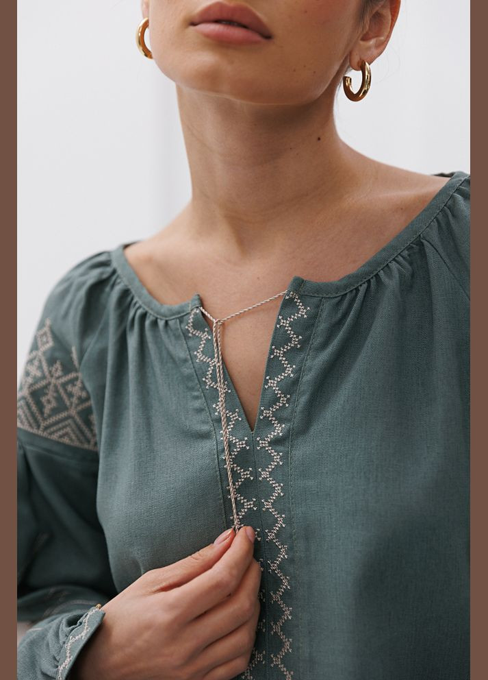 Зелена жіноча вишиванка з ластівками гладдю темно-оливкова Arjen льон (296470924)
