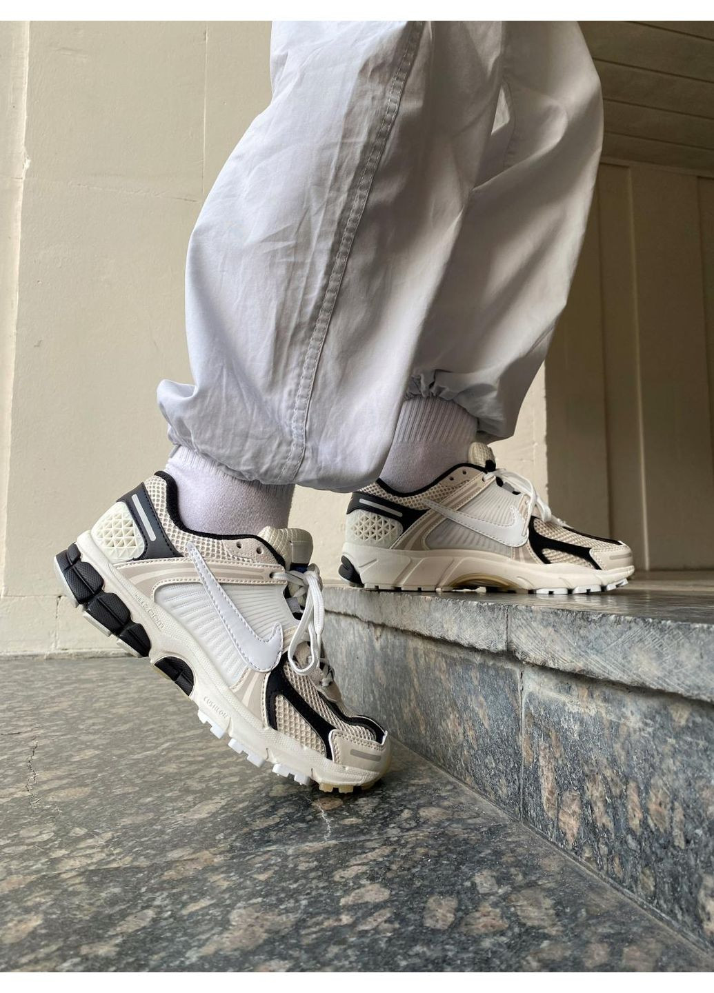 КРОССОВКИ ЖЕНСКИЕ NIKE ZOOM VOMERO 5 BEIGE WHITE BLACK НАЙК АИР ЗУМ ВОМЕРО 5 No Brand чёрные демисезоны (367167476)