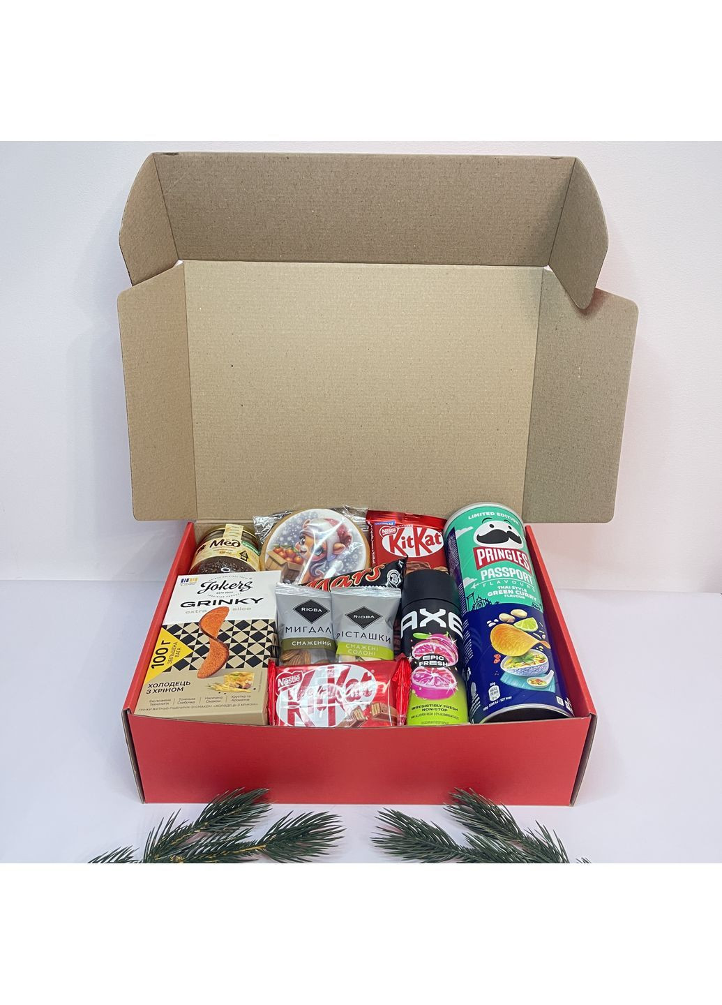 Чоловічий новорічний подарунковий бокс зі снеками, солодощами та дезодорантом — подарунок для чоловіка No Brand (371813230)