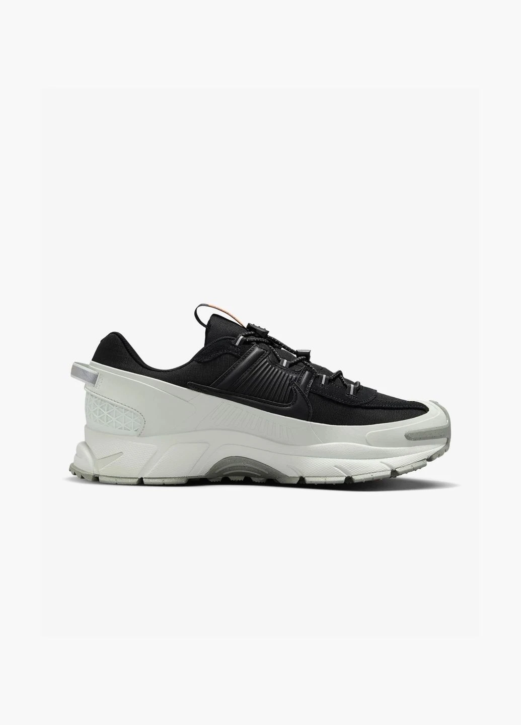 Білі кросівки чоловічі zoom vomero roam mens winterized shoes white/black fv2295-001 Nike