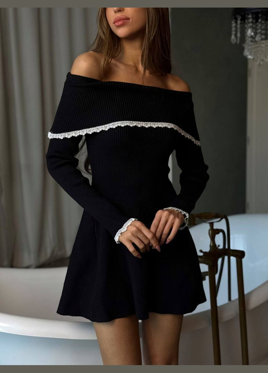 Черное нежное платье в рубчик чорного цвета с открытыми плечами и длинным рукавом, короткое для стильного и элегантного образа No Brand
