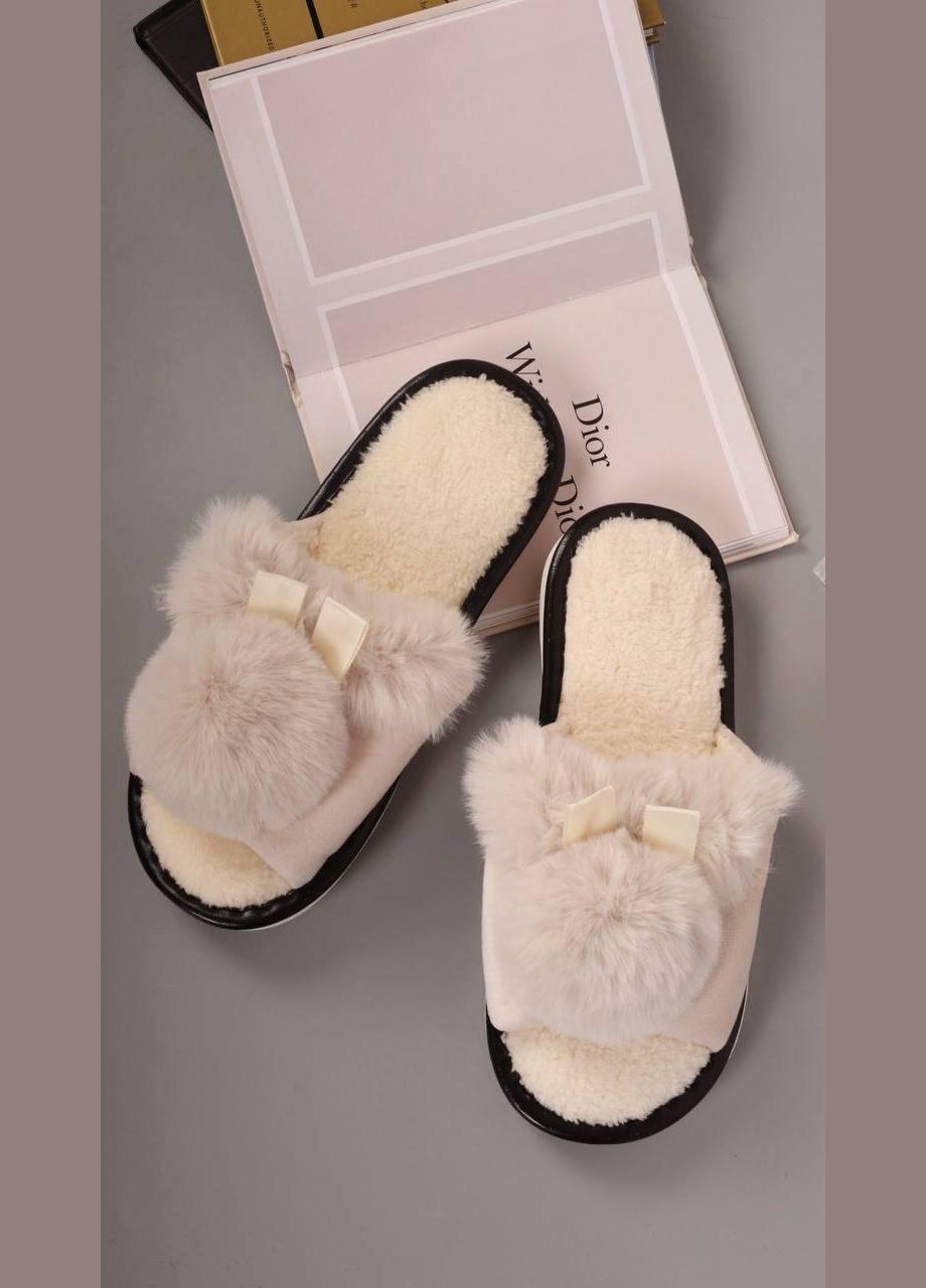 Бежевые тапочки комнатные женские бежевые No Brand с мехом, с помпонами, без декора