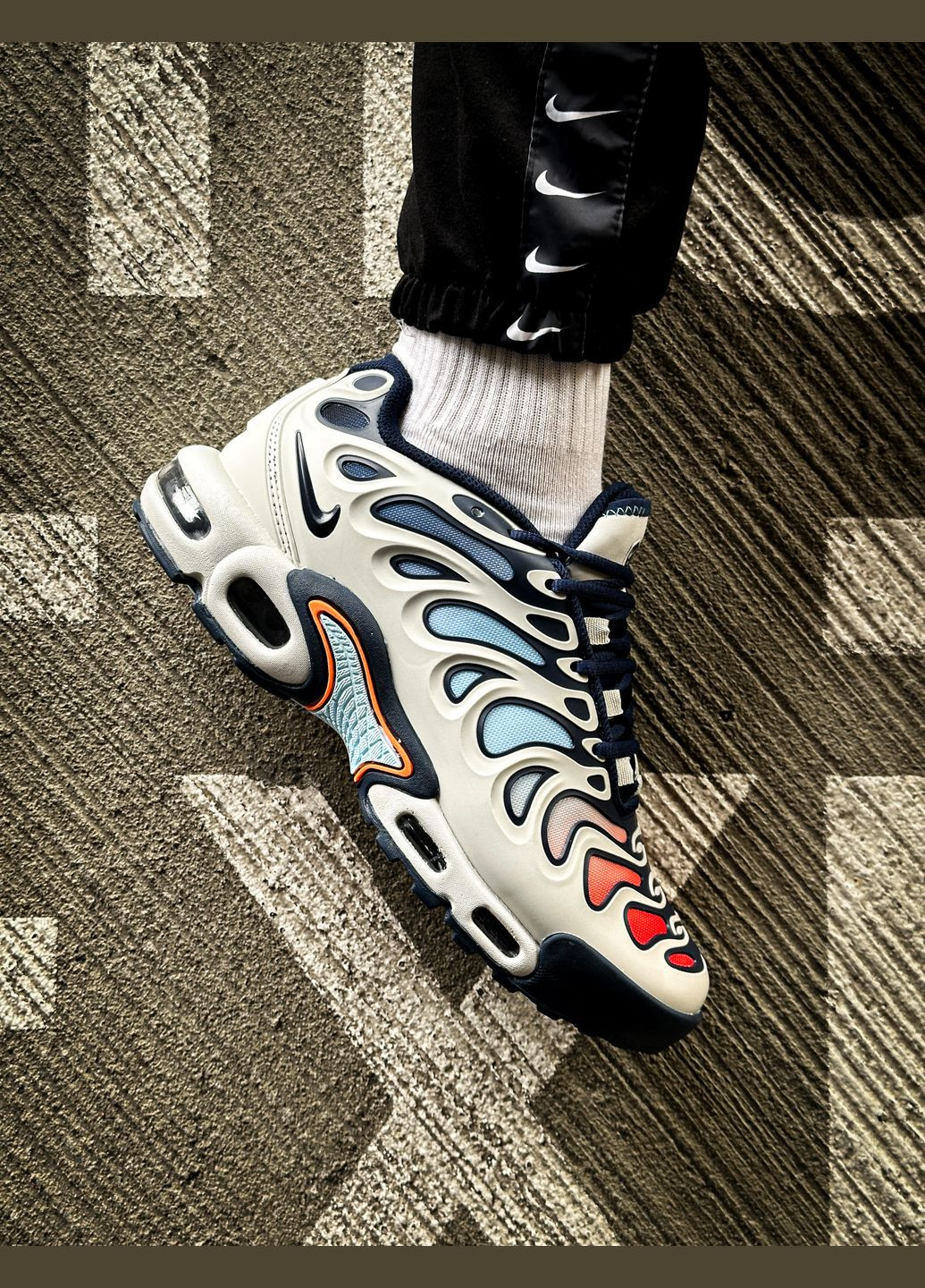 Серые всесезонные кроссовки мужские nike air max tn plus drift football grey aquarius blue | найк аир макс тн серые синие No Brand