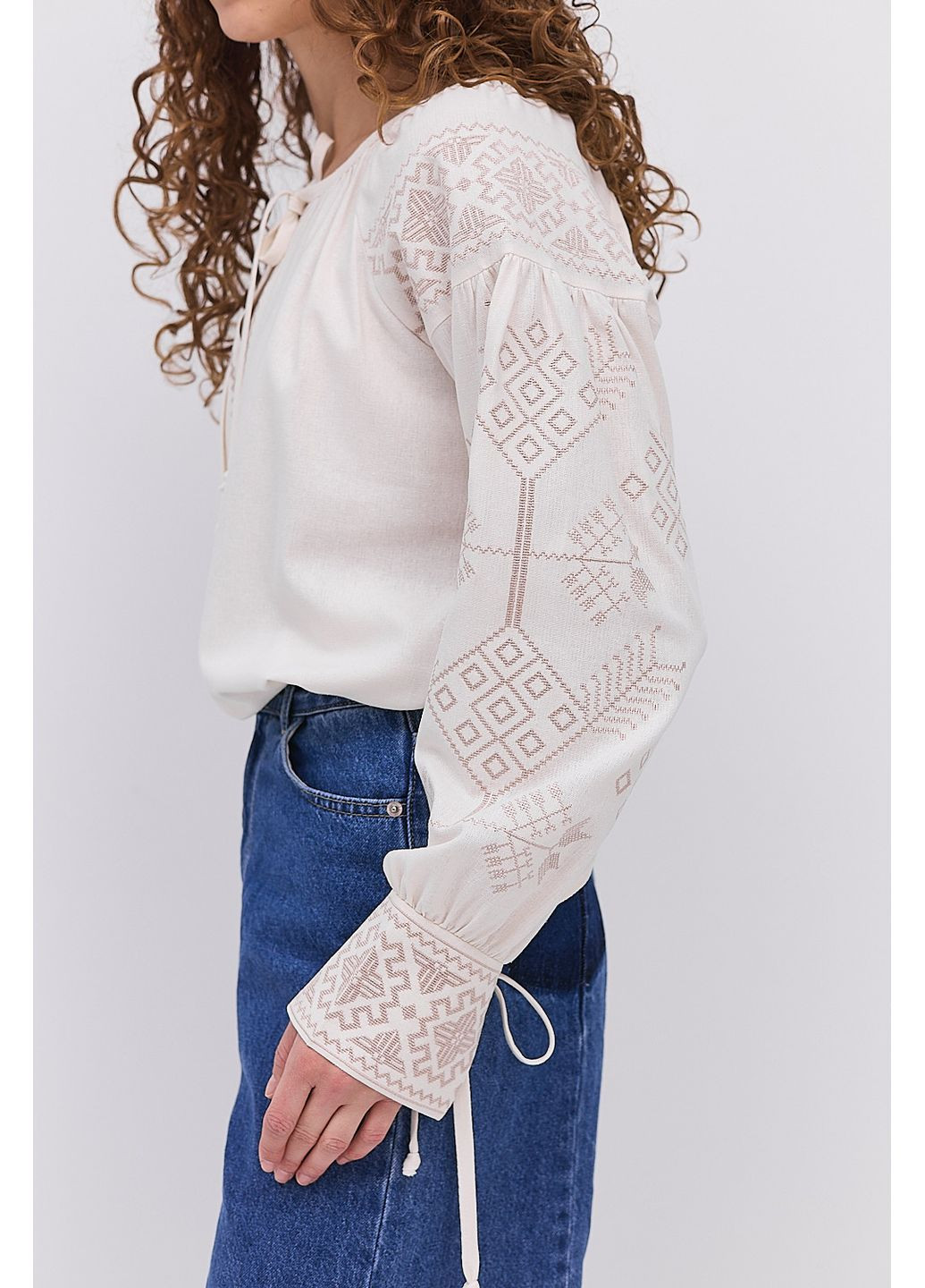 Молочна жіноча вишиванка молочна з бежевою геометрією гладдю і завязками на манжетах Arjen льон (324392957)