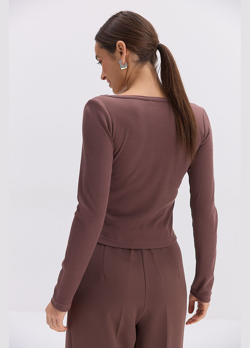 Жіночий лонгслів в білий рубчик з декоративними чашками Arjen (317233880)