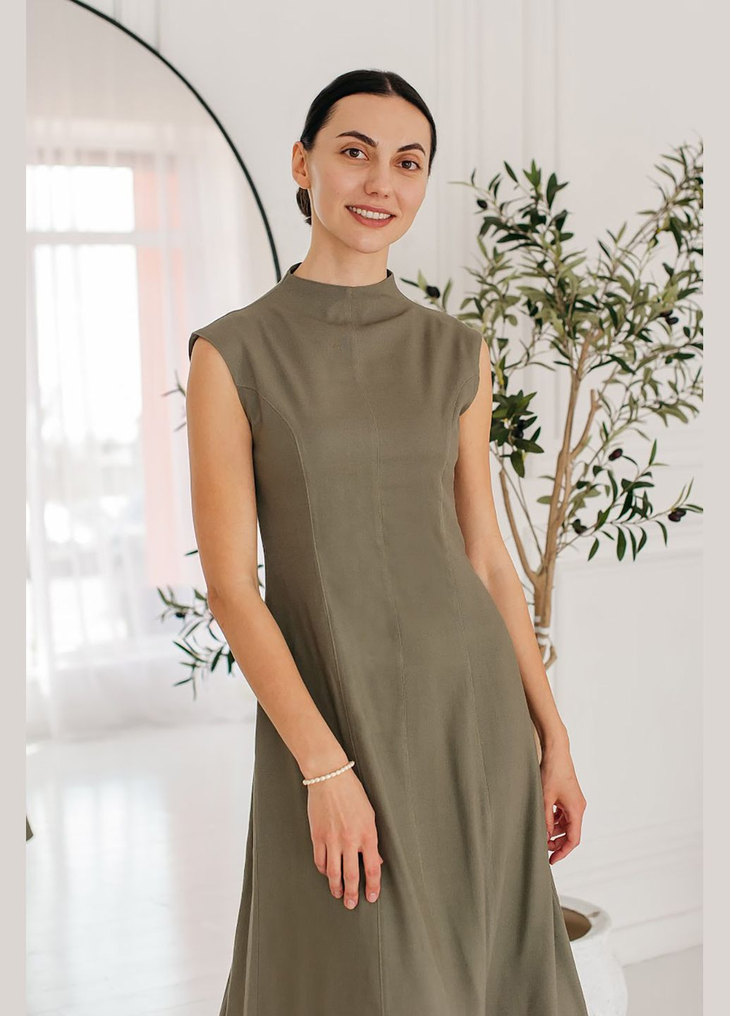 Оливкова (хакі) сукня з льону з високим коміром і приталеним кроєм olive Lana Bryk однотонна