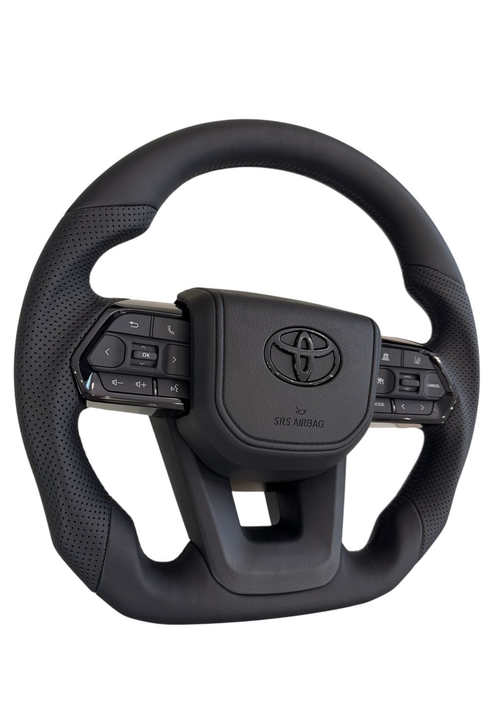Руль для Land Cruiser 200, Prado 150. Без подогрева. Кожа. Со скошенным низом. Логотип – черный глянец. Toyota (346055195)