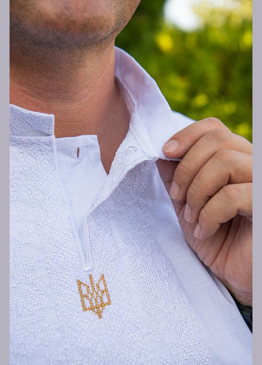 Белая мужская вышиванка белая по белому с золотым гербом – праздничная элегантность узор орнамент приталенная, свободная, прямой лен (321967590)