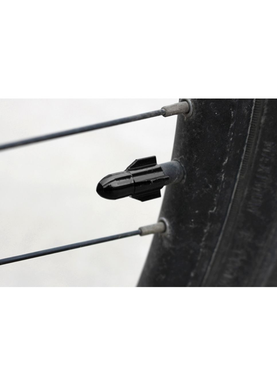 Алюминиевые колпачки на ниппель авто мото вело, шредер (schrader) 2 шт в черном цвете China (366874749)