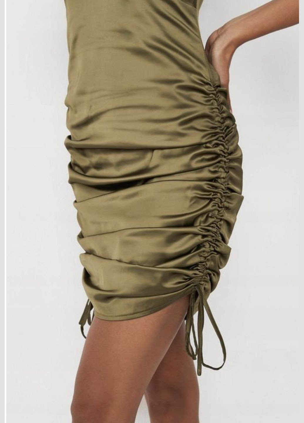 Оливковое (хаки) платье со сборкой по бокам оливковое 285- Missguided