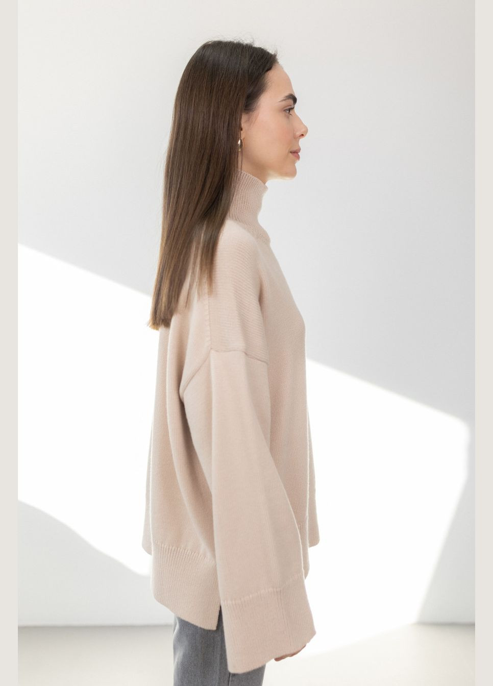 Бежевий демісезонний светр в'язаний з високою горловиною s004 джемпер Twice