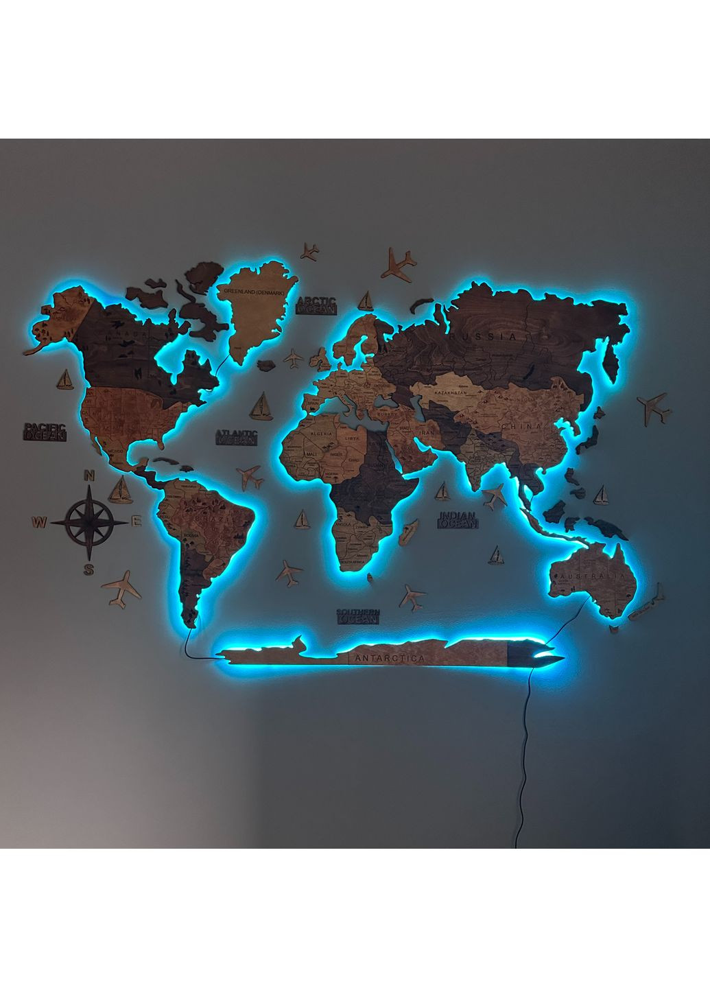 Декоративное панно на стену Карта Мира с гравировкой "Кедр" с RGB подсветкой 200х120 см Decart (360610407)