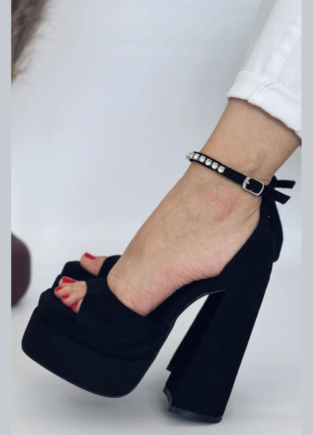 Черные стильные женские босоножки No Brand с ремешком с камнями