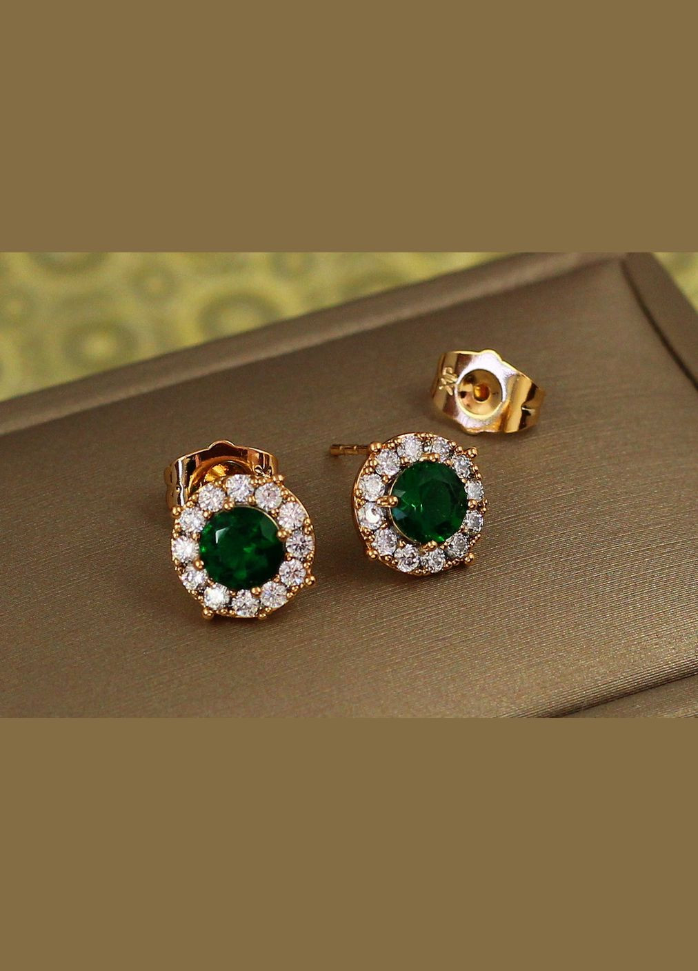 Сережки гвоздики зелений камінь в обідку із фіанітів 9 мм золотисті Xuping Jewelry (316434044)