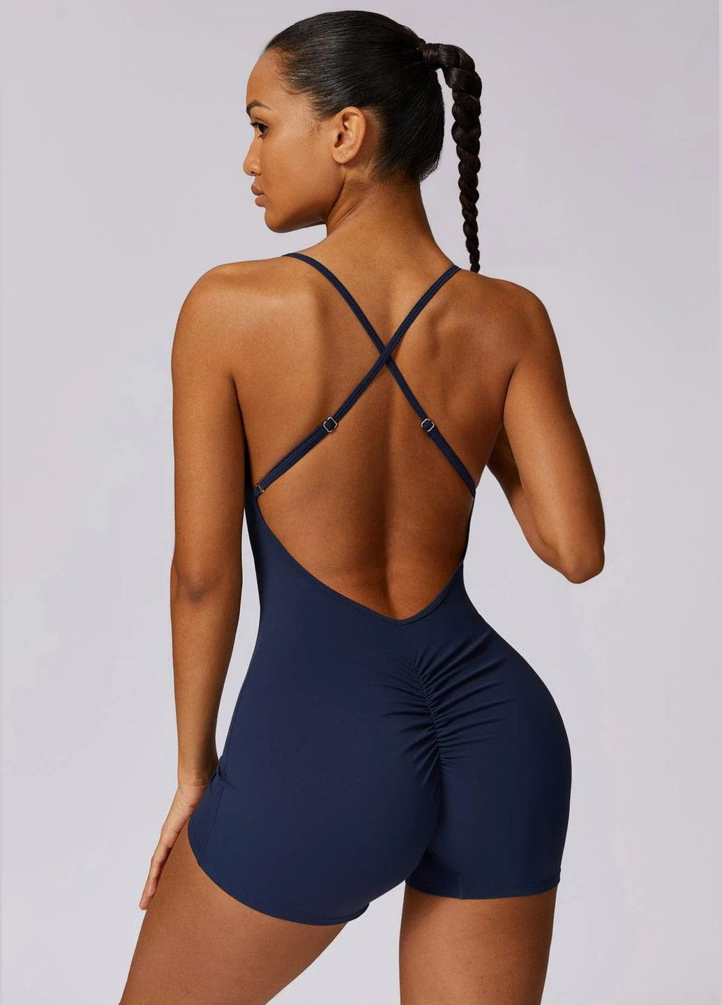 Спортивний жіночий однотонний комбінезон з відкритою спинкою, на бретелях, з пушап ефектом, для фітнесу, йоги, спорту Strunka комбінезон-шорти однотонний синій спортивний