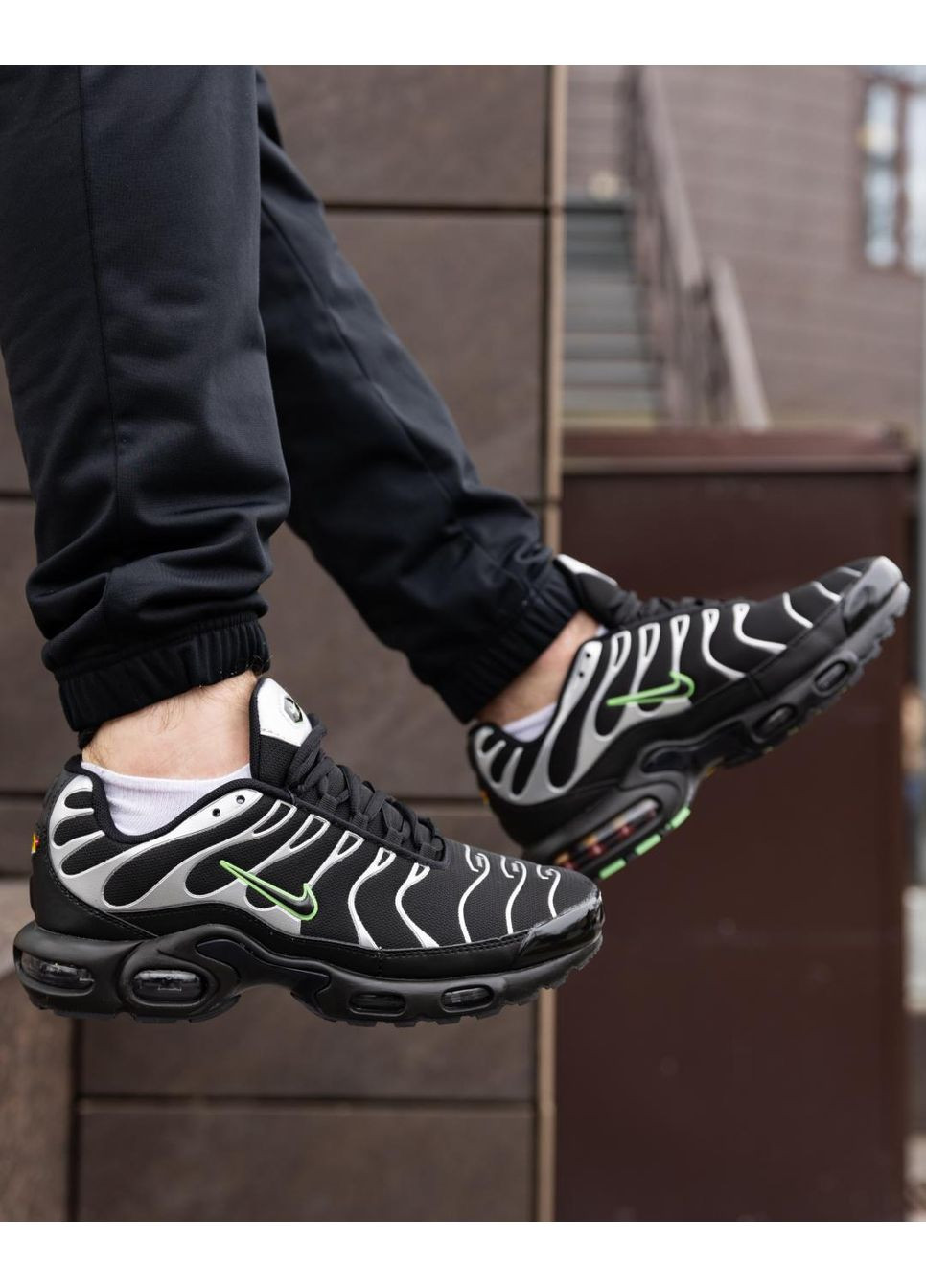 КРОСІВКИ ЖІНОЧІ NIKE AIR MAX PLUS TN BLACK SILVER GREEN НАЙК АІР МАКС ТН ПЛЮС No Brand сірі демісезони (369388634)