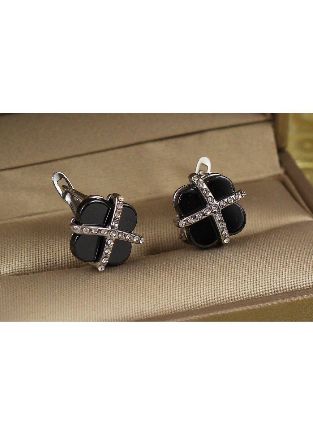 Сережки клевер с камнями крест-накрест с черной керамикой 1.3 см серебристые love-shopping Xuping Jewelry (354659156)