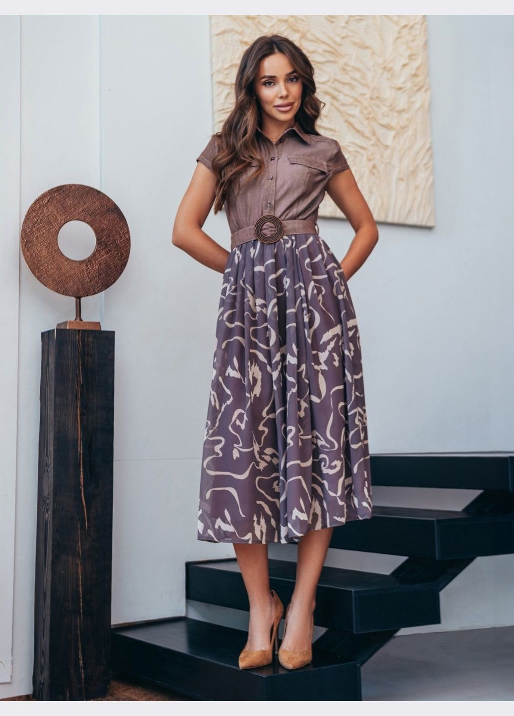 Коричневое кэжуал платье с принтованной расклёшенной юбкой и поясом коричневое клеш Dressa