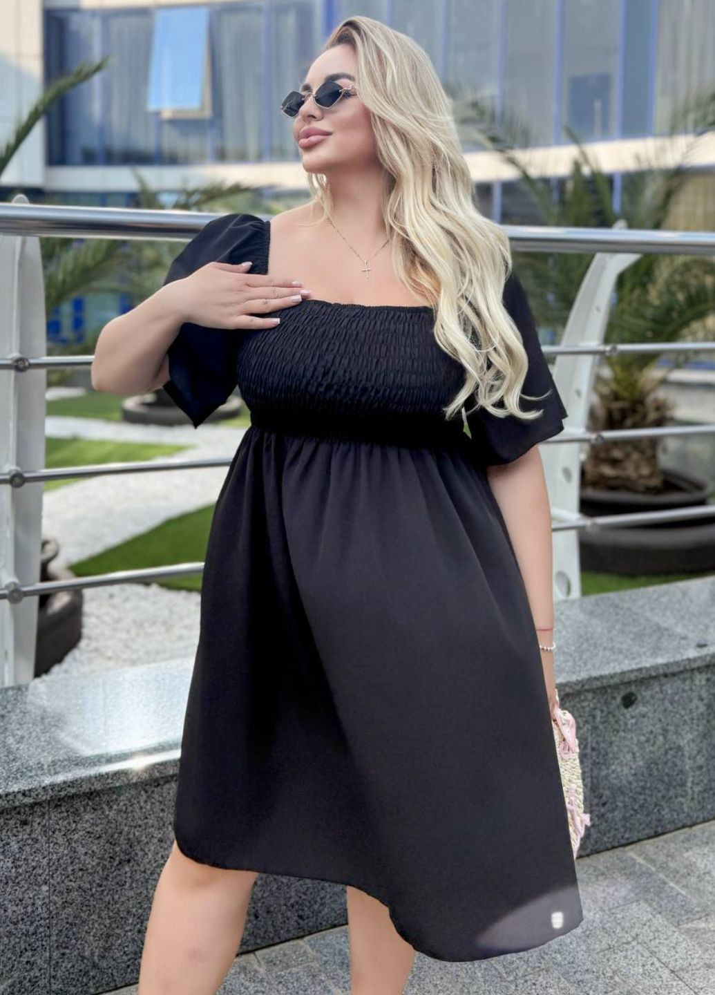 Черное повседневный изысканное легкое летнее меди платье с рукавами к локтю и резинкой сзади Україна с цветочным принтом