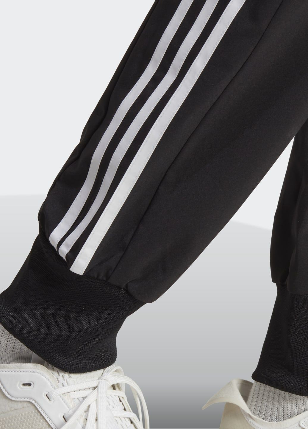 Джогери AEROREADY Essentials Tapered Cuff Woven 3-Stripes adidas (289353885)