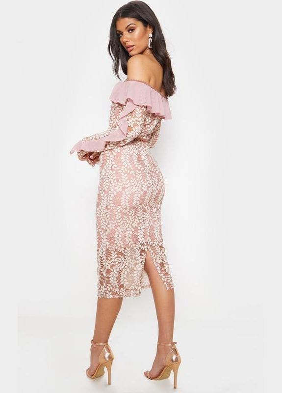 Розовое платье меди кружевное с открытыми плечами PrettyLittleThing