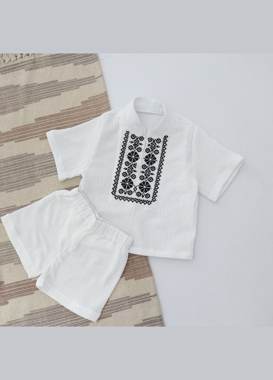 Белый летний детский муслиновый белый с черной вышивкой на крещение мальчика костюм рубашка+шорти с рубашкой, с шортами No Brand