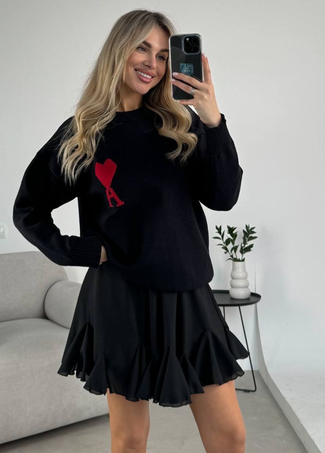 Черная повседневная однотонная юбка с рюшами Україна клешированная-солнце