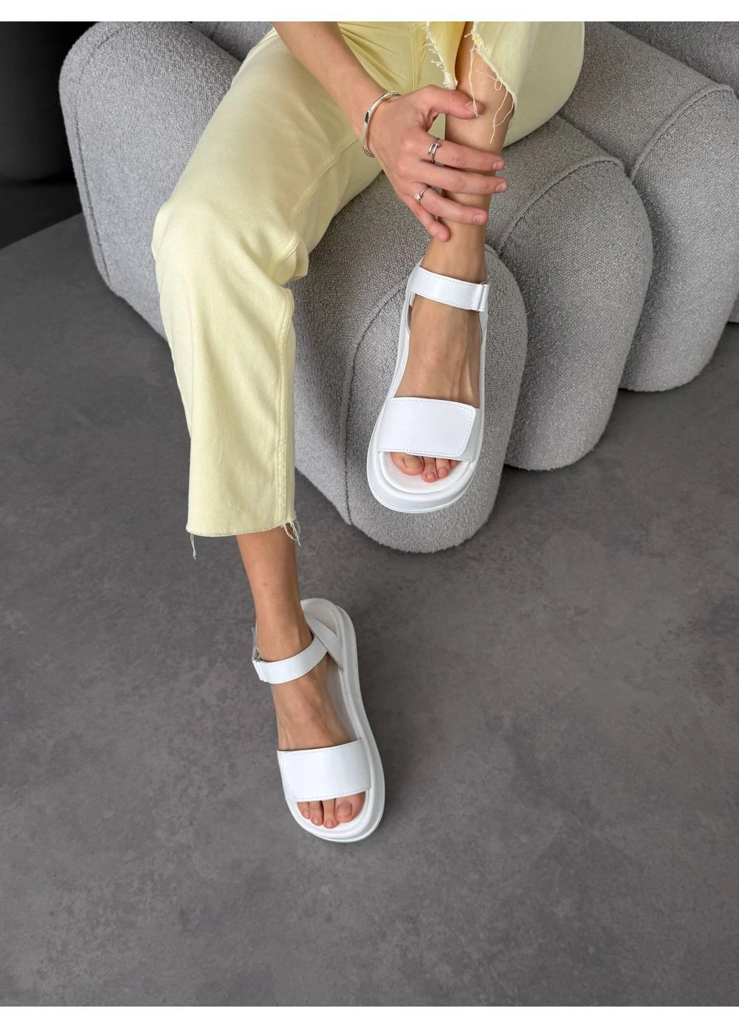 Белые кожаные босоножки на липучках No Brand