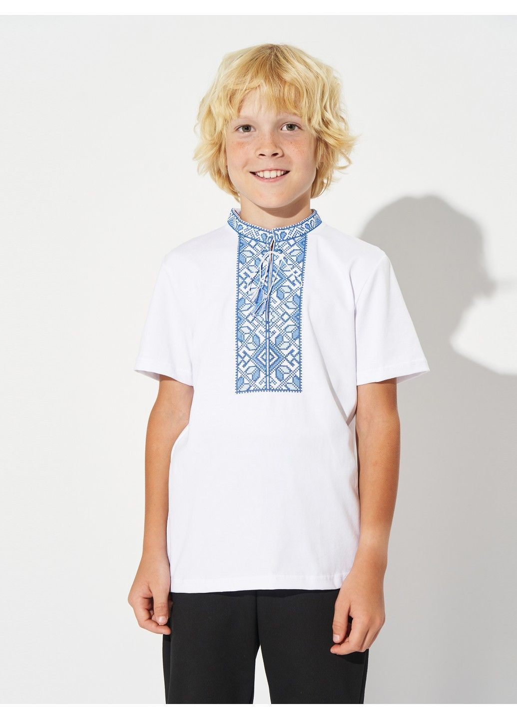 Белая вышитая футболка для мальчика подольская синяя Lesia (362971212)