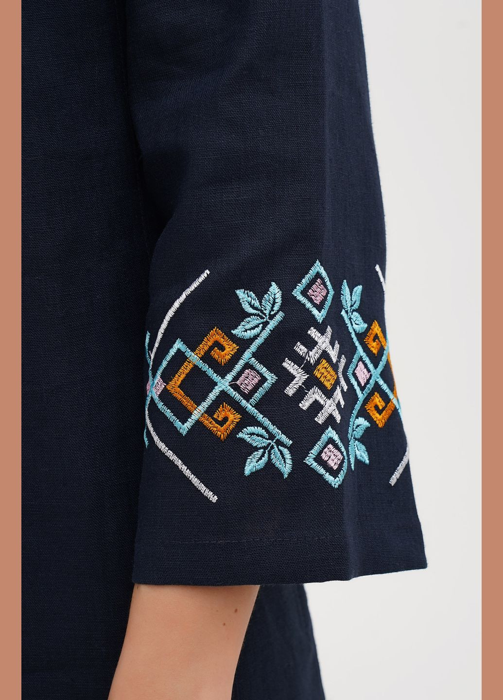 Синее прямое льняное платье с карманами и цветочно-геометрической вышивкой ватра (plus size). коричневый, р.62, код 0426/62/4705 ГАЛЕРЕЯ ЛЬОНУ