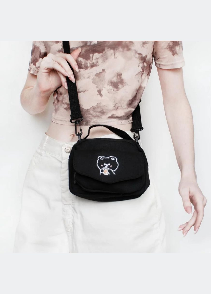 Черная сумка через плечо небольшая вместительная с няшной нашивкой мишка пьет бабл ти милая корейский стиль аниме на молнии No Brand (322059701)