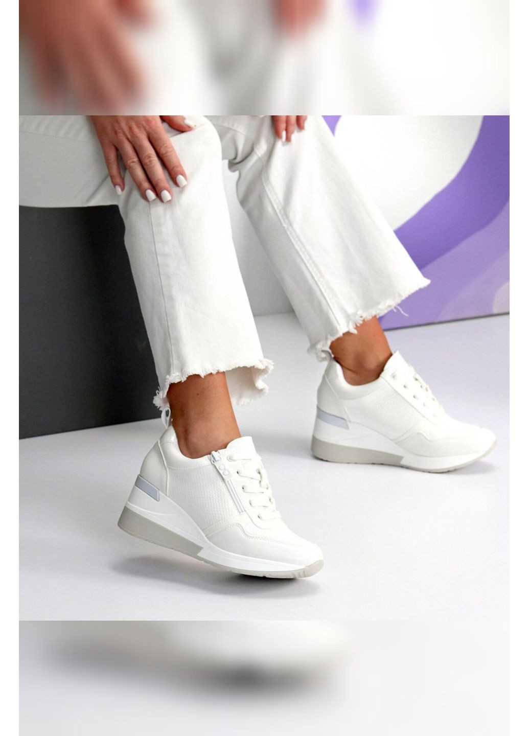 Женские белые сникерсы на танкетке с декоративной молнией и фактурной экокожей Loretta Снікерси белые лето (355889300)
