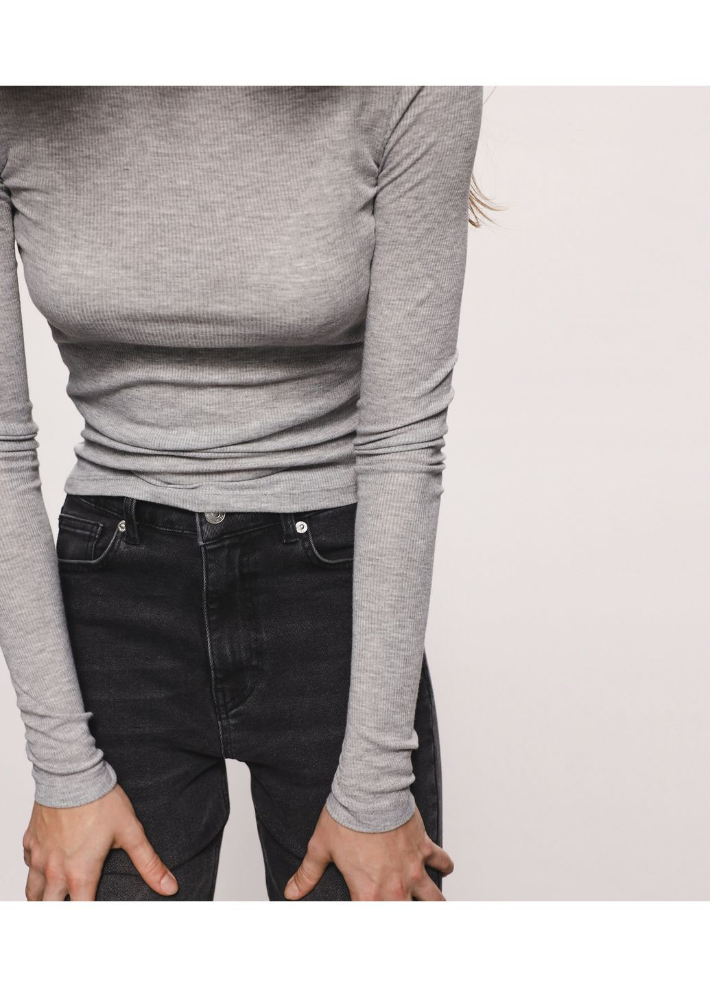 Светло-серый демисезонный джемпер в рубчик черный 871 Papaya