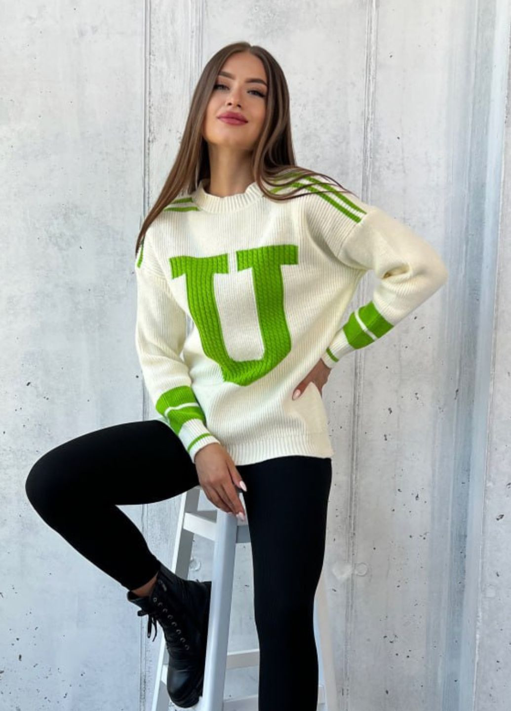 Молочный демисезонный свитер в сочетании двух цветов с буквой "u" Allthings