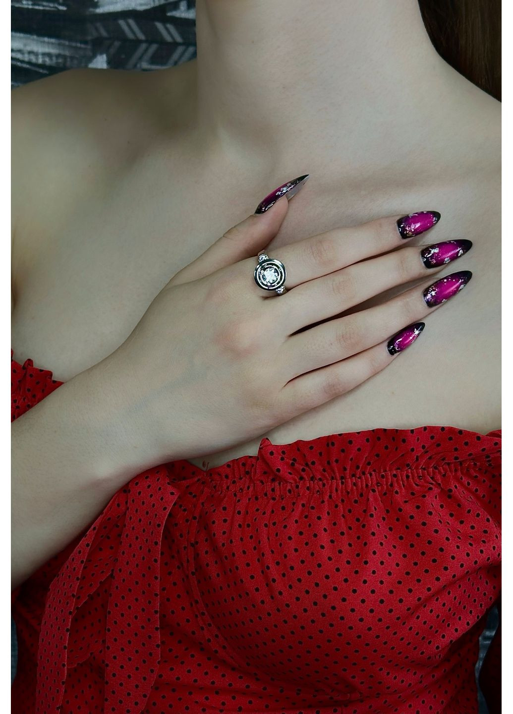 Серебряное кольцо с белым кубическим цирконием – элегантная сдержанность и загадочный блеск в одном аксессуаре. Family Jewelry House (356567792)