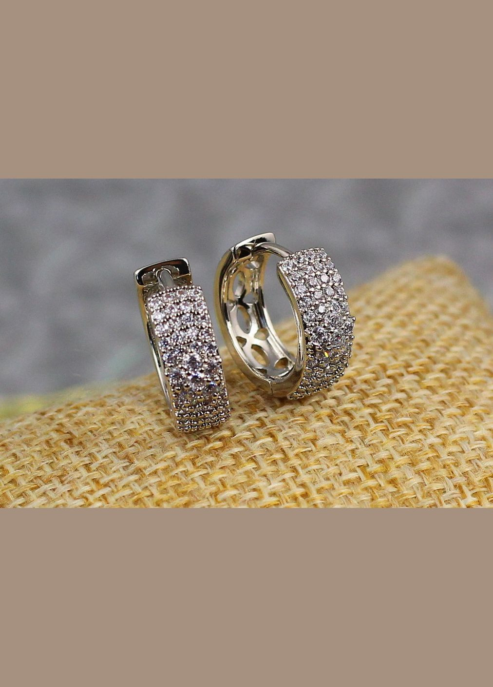 Серьги кольца широкие из мелких фианитов посреди цветочков 1.5 см серебристые Xuping Jewelry (316433721)