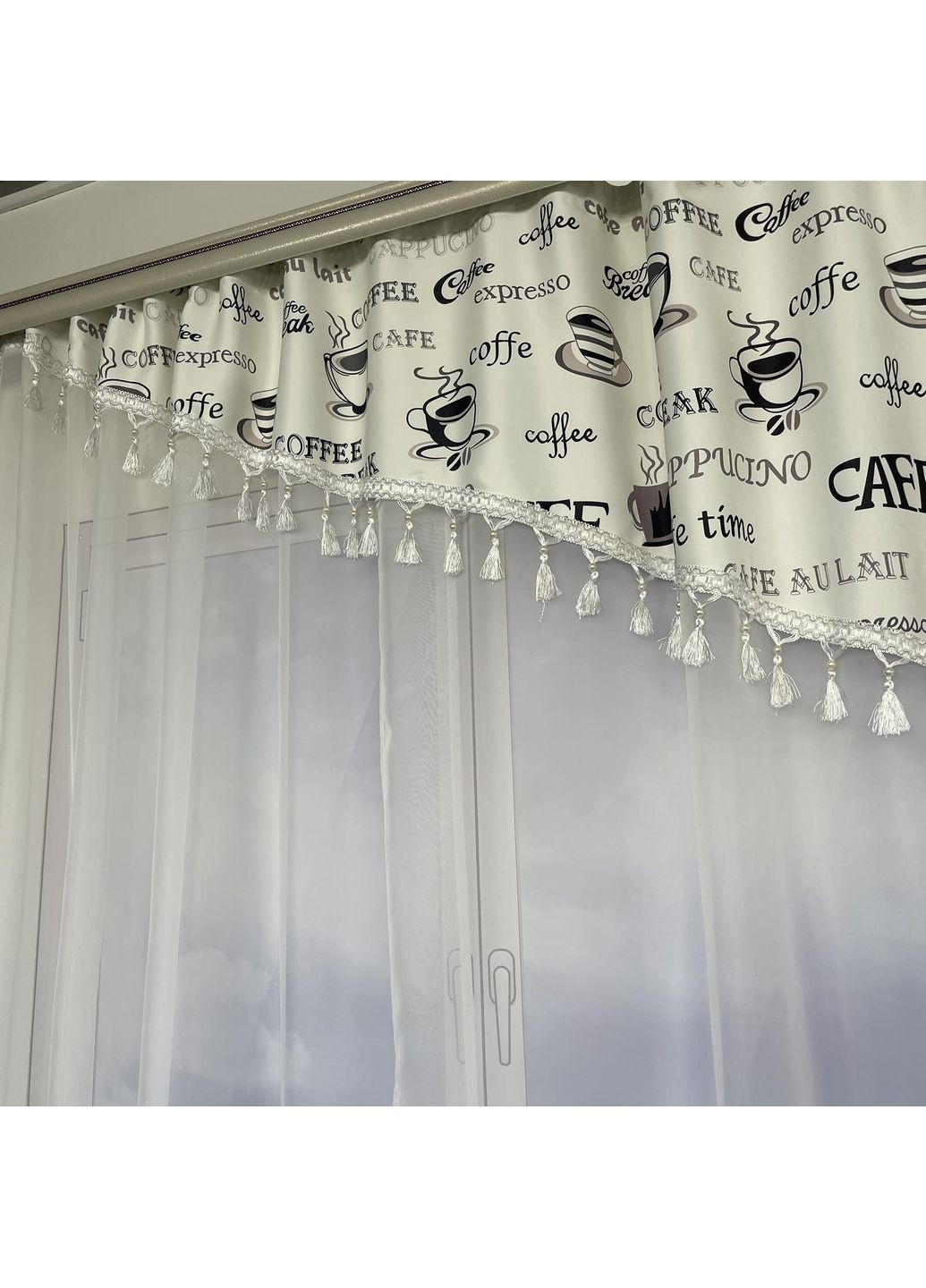 Занавіска з ламбрекеном Coffee Time, шифон + атлас, 3×1,8 м, з бахромою на тасьмі білого кольору з сірим малюнком No Brand (361077245)