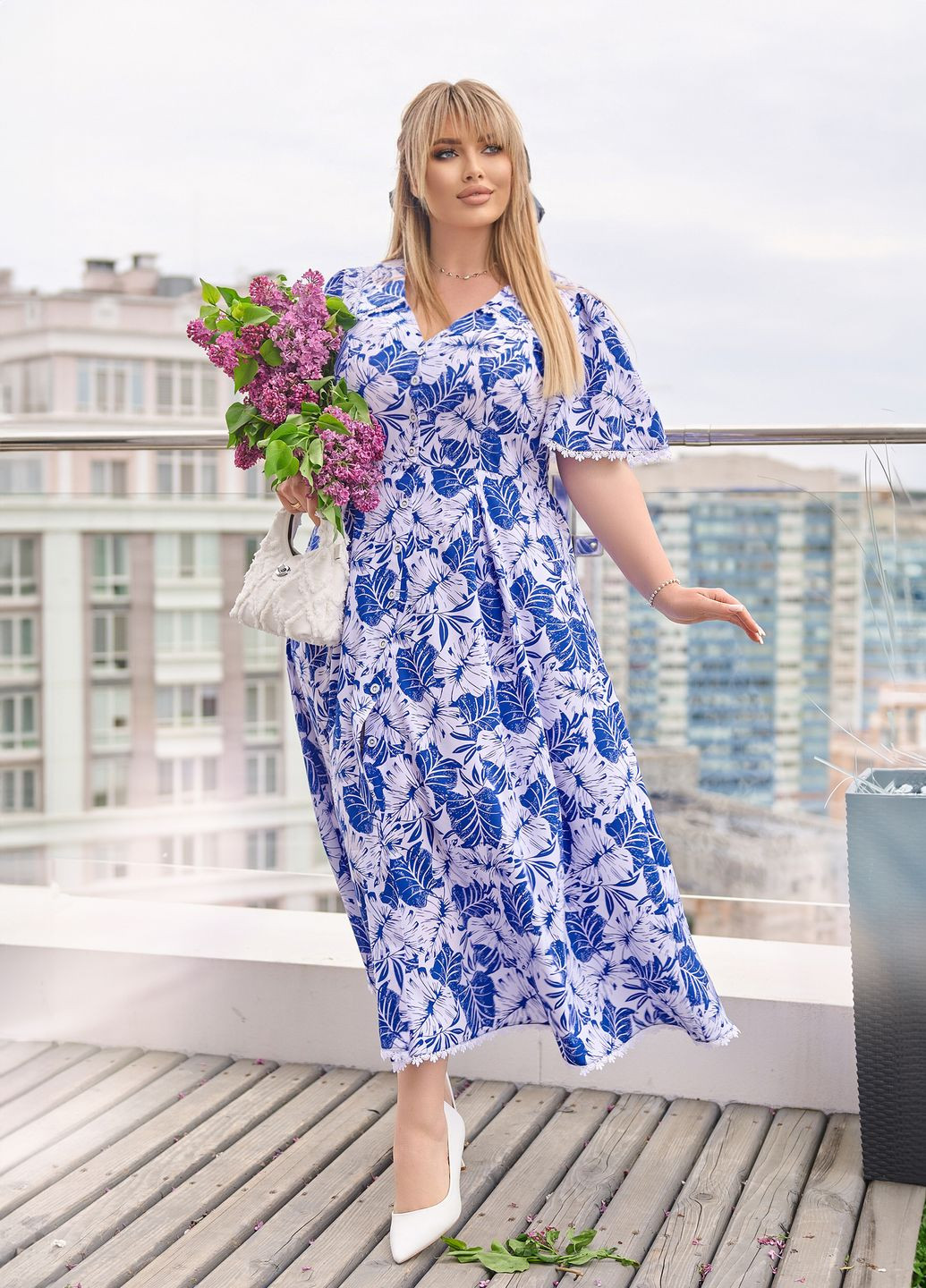 Синее праздничный, повседневный, кэжуал платье на пуговицах из софта летнее длинное с кружевом рубашка, колокол, клеш No Brand с цветочным принтом