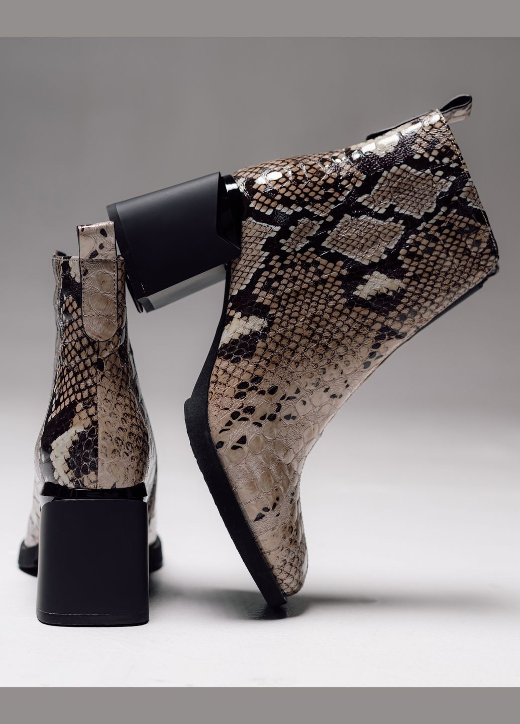 Осенние ботинки на каблуке рептилия кожа лак текстиль Sufinna