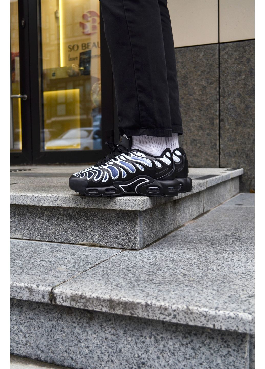 Черные демисезонные кроссовки мужские nike air max drift black white найк аир макс тн плюс No Brand