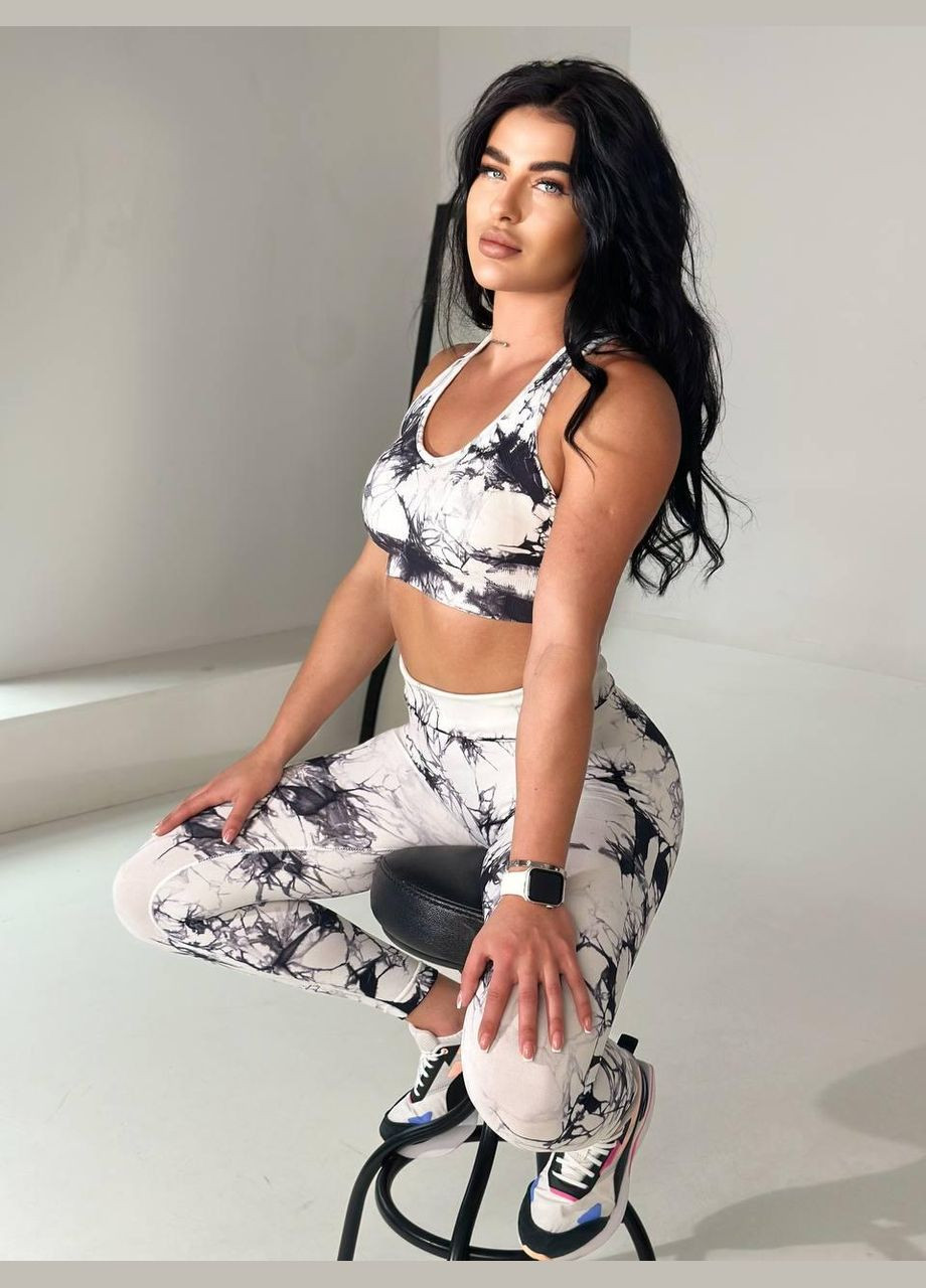 Спортивный костюм с мраморный принтом (топ и леггинсы) черно-белого цвета, размер S Trends (330756864)