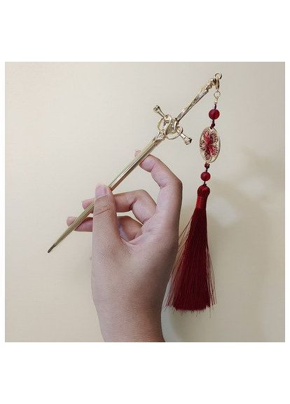 Металлическая палочка для волос Золотой Меч с красной китицей в подарочной коробоке No Brand (364506698)